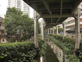 view from Donghua West Road facing northward under the Donghaoyong Elevated Road (东濠涌高架路)