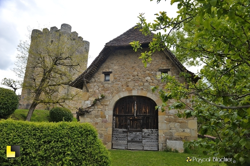 grange traditionnelle et château de Capdenac photo pascal blachier