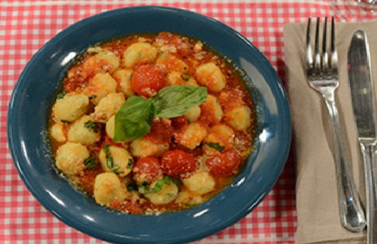 Ñoquis de ricota caseros y facil con salsa de tomates liviana