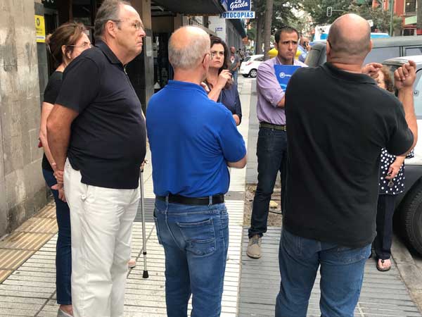 El concejal del PP en la oposición, Ángel Sabroso, con vecinos y comerciantes en Primero de Mayo El concejal del PP en la oposición, Ángel Sabroso, con vecinos y comerciantes en Primero de Mayo