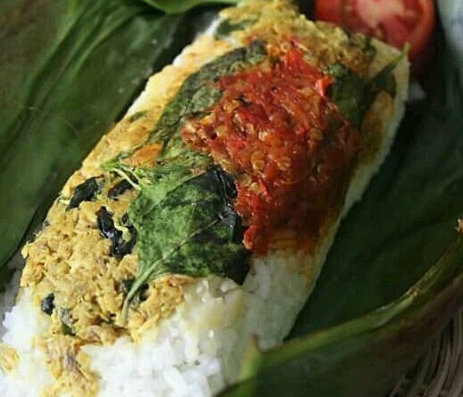 Японская кухня рулет из риса и тунца. Японский рулет из риса и тунца. Рис с тунцом. Лепешка с тунцом.