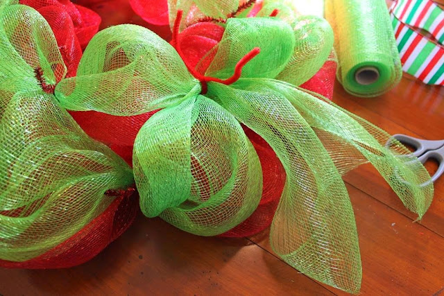how to hide tails on mesh wreath