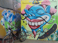 Grafitti genio azul sonriendo
