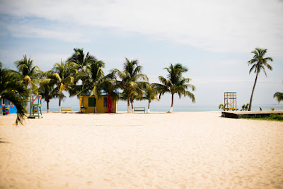 Remax Vip Belize: The beach park near Tipsy Tuna