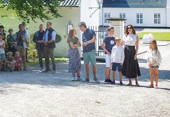 Prince Frederik, Princess Mary, Prince Christian, Princess Josephine, Princess Isabella and Prince Vincent. Baum und Pferdgarten Sashenka Skirt