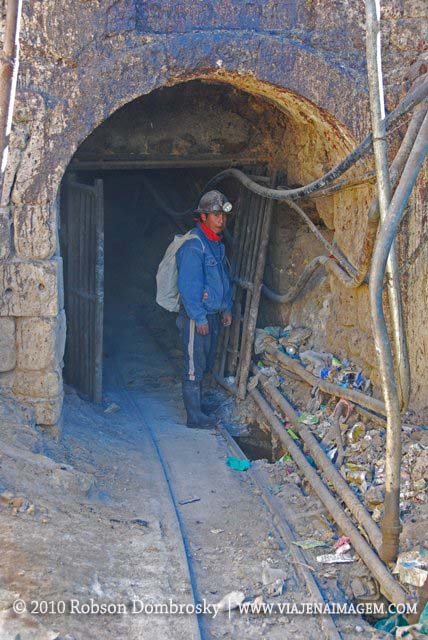 entrada de uma mina no cerro rico em potosi - Bolívia