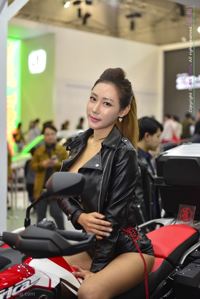 Kim Tae Hee&#39;s beauty at the Seoul Motor Show 2017 (230 photos) photo 1-11