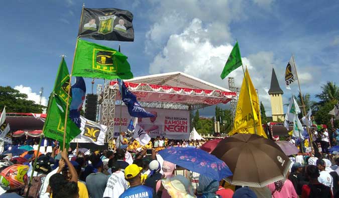 Bendera PPP Berkibar Di Deklarasi Pasangan SANTUN Ambon, Malukupost.com - Walaupun Partai Persatuan Pembangunan (PPP) sudah resmi memberikan rekomendasi kepada Calon Gubernur - Wakil Gubernur Maluku Murad Ismail - Barnabas Orno, namun partai berlambang Kabah ini masih menunjukkan dukungan kepada pasangan lain, yakni Said Assagaff - Andreas Rentanubun (SANTUN). Hal ini terbukti saat pasangan SANTUN melakukan deklarasi, di lapangan merdeka, Ambon, Rabu (10/1), ada sekitar kurang lebih puluhan bendera PPP yang berkibar. Terlihat juga sejumlah kader PPP, salah satunya petinggi BUMD PD Panva Karya Afras Pattisahusilawane turut menyaksikan deklarasi SANTUN bersama puluhan Aparatur Sipil Negara (ASN) lingkup pemerintah Provinsi Maluku dari depan kantor Gubernur Maluku, sambil meneriakan lanjutkan.