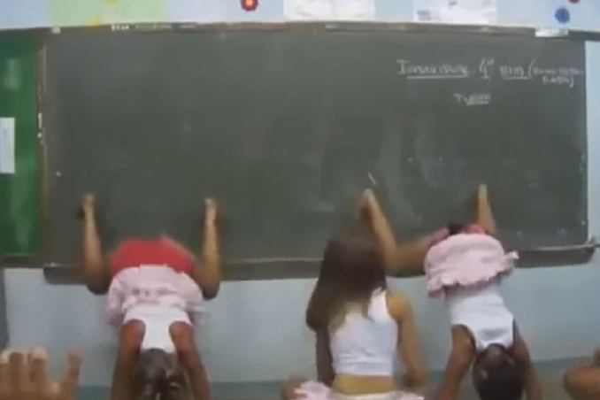 Absurdo Alunas Dançam Funk Em Sala De Aula Trabalho Escolar