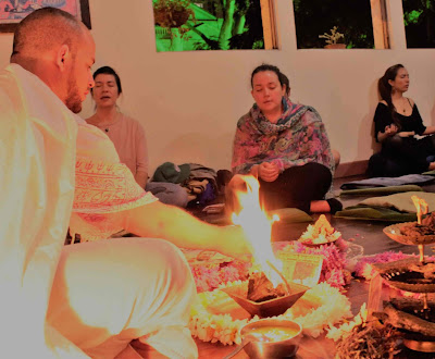 El Homa es una práctica milenaria de la India. En este ritual sagrado, el fuego (Agni) es prendido en el Homa Kund (fuego de sacrificio) y diferentes energías conscientes (deidades) son invocadas a través del canto de mantras y a través de diferentes posturas (mudras). El Fuego Sagrado actúa como un enlace entre la conciencia del hombre y la conciencia cósmica.