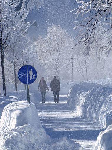 Nieve Foto de personas caminando bajo la nieve