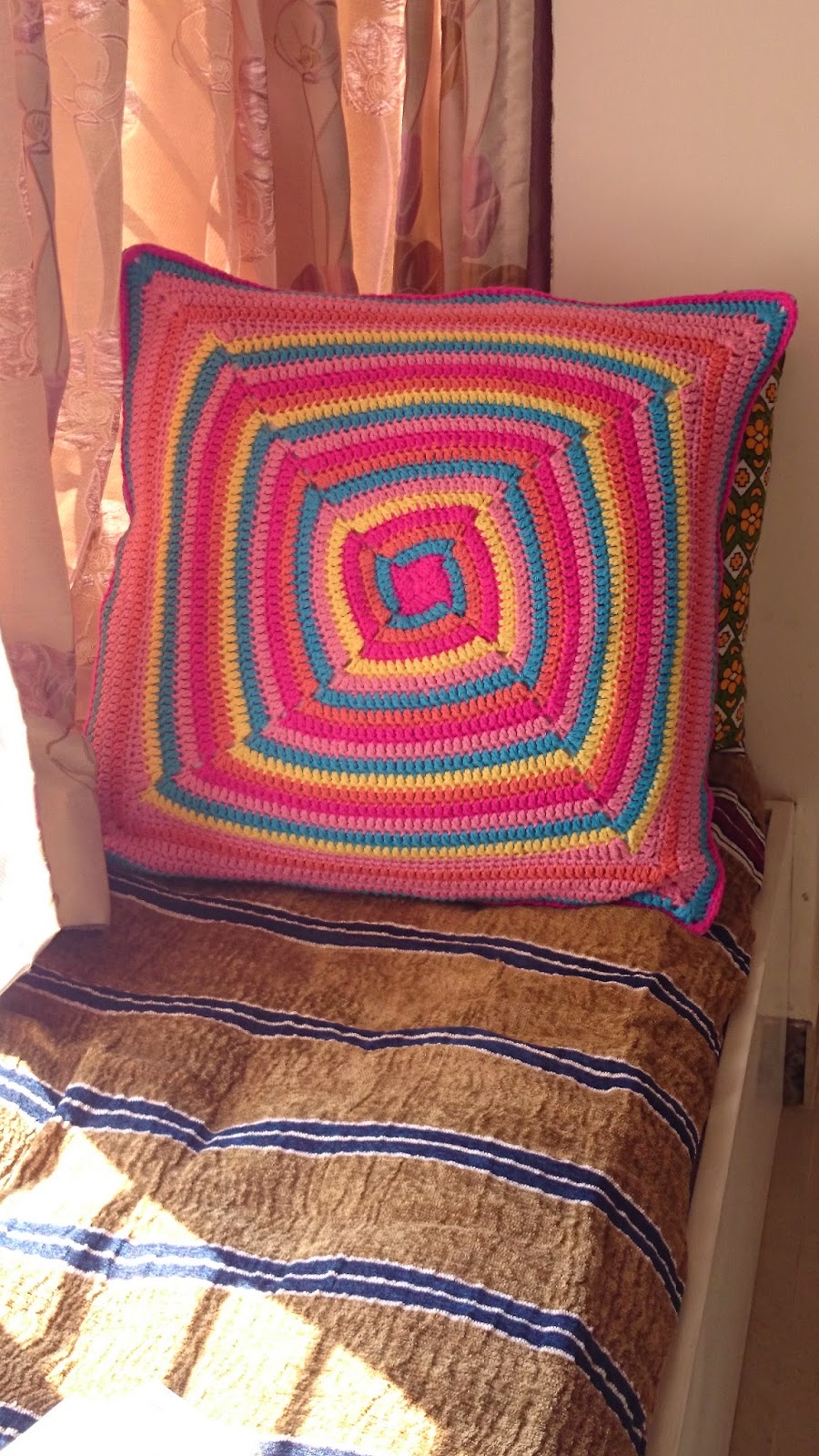 Crochet big cushion cover swirls pattern by Edie Eckman