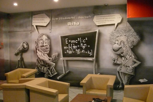 Mural przedstawiający Karykaturę Alberta Einsteina wykonany na ścianie, aranżacja korytarza