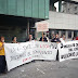 Trabajadores del taller municipal Usoa protestan amordazados ante el Ayuntamiento de Barakaldo