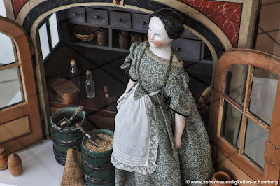 Porzellanpuppe am Verkaufsstand Porzellanpuppe am Verkaufsstand im Puppenmuseum Falkenstein Hamburg