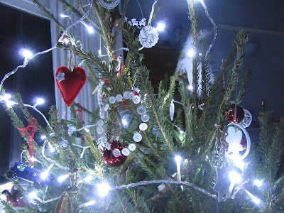 Felt hearts and button Christmas decoration http://snadralovesblogging.blogspot.co.uk/