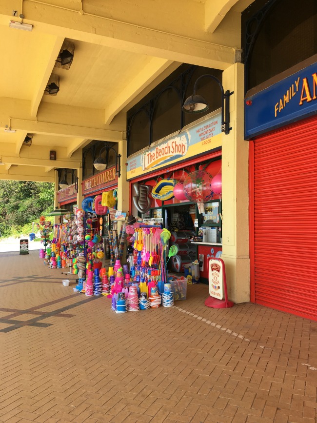shop with seaside goods outside