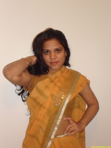 Hot Mallu Desi Indian Aunty Sms Chat Phones Number Cool Desi Aunty In Light Yellow Saree 