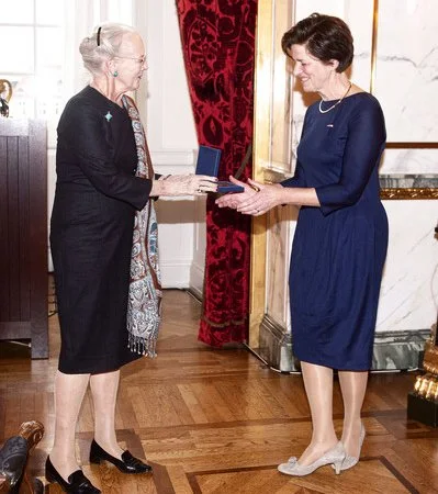 Queen Margrethe II presented Ebbe Munck's Honorary Plaque to ProfessorKatherine Richardson at Christiansborg Palace