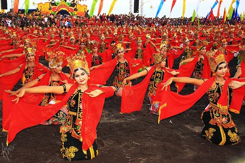 Hasil gambar untuk Parade Gandrung Sewu 2014