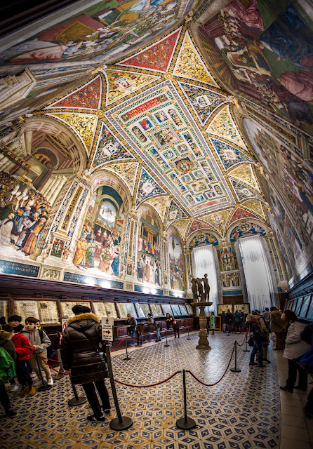 Biblioteca Piccolomini :: Panorámica 10 x Canon EOS5D MkIII | ISO800 | Canon 17-40@17mm | f/4.0 | 1/13s Biblioteca Piccolomini :: Panorámica 10 x Canon EOS5D MkIII | ISO800 | Canon 17-40@17mm | f/4.0 | 1/13s