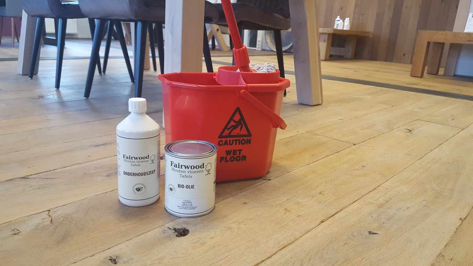 Waarmee moet je een houten vloer dweilen?