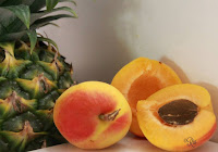 Verse ananas en abrikoos