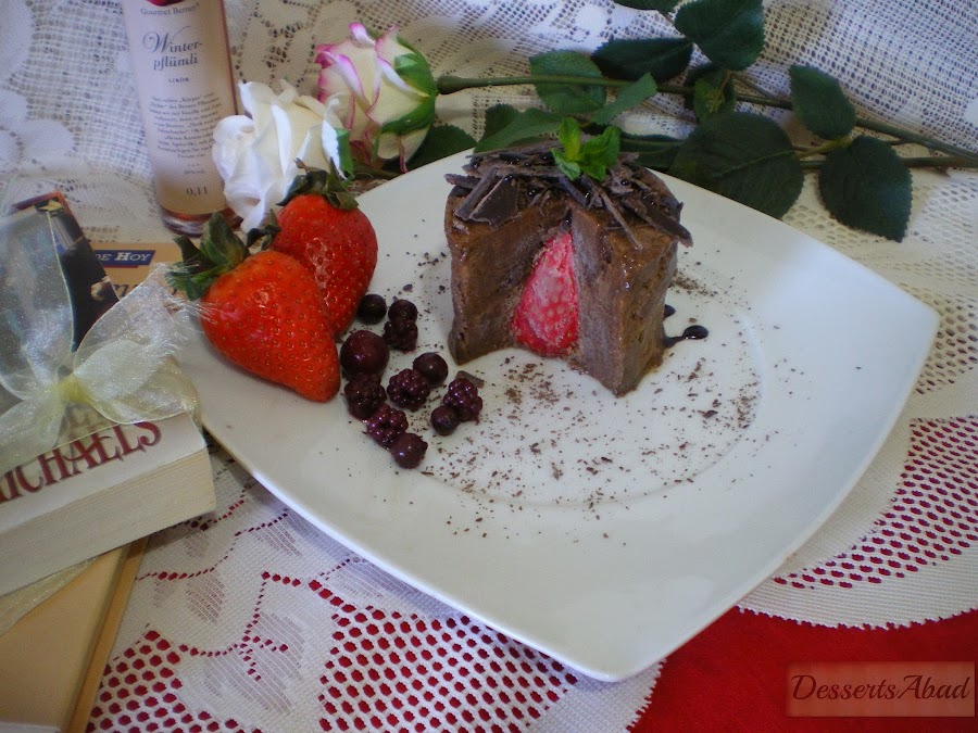 Mousse de chocolate relleno de fresa