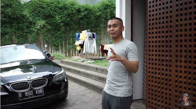 carport rumah Raditya Dika carport rumah Raditya Dika