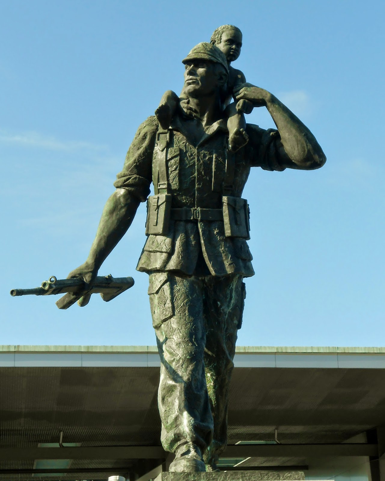 Viajar e descobrir Portugal Coimbra Monumento aos Heróis do Ultramar