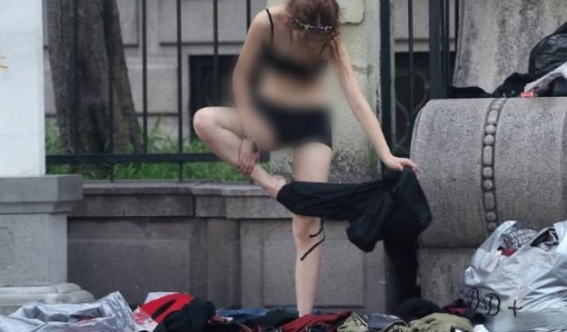 Foto Bugil Artis pendatang baru Heboh Keliatan Toketnya Saat Ganti Baju Di Trotoar Foto Bugil Artis pendatang baru Heboh Keliatan Toketnya Saat Ganti Baju Di Trotoar