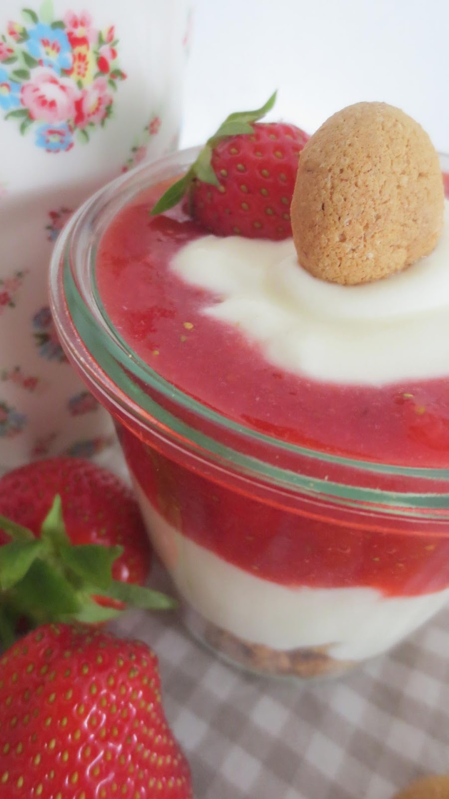ichliebediesentag: Erdbeerzeit V - Erdbeer-Amarettini Dessert