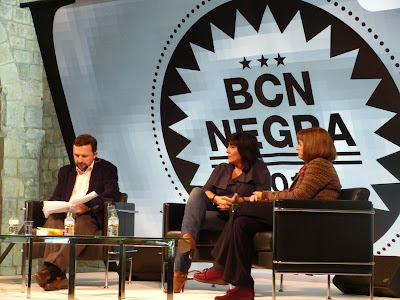 Sergio VilaSanjuán, moderador, Margarita García Gómez, inspectora en cap del Cos Nacional de Policia, i Alícia Giménez Bartlett, escriptora i creadora de la saga Petra Delicado. 