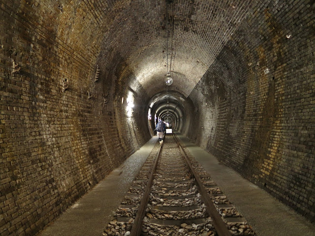 大日影トンネル遊歩道の内部