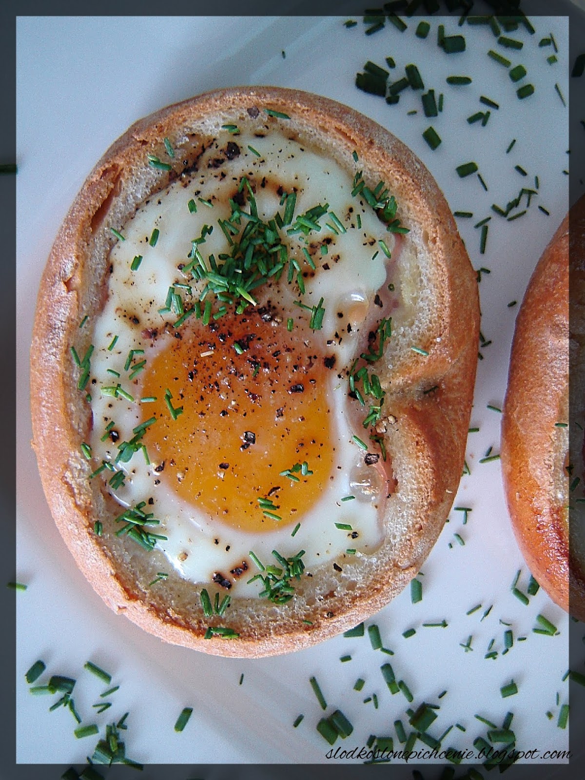 Jajko zapiekane w bułce z szynką i mozzarellą