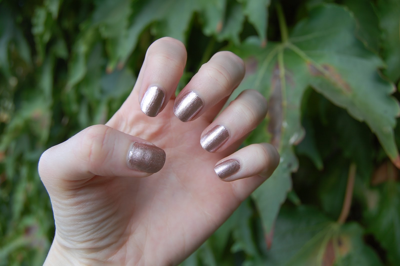 chelsea-wears-color-club-x-birchbox-put-a-pin-in-it