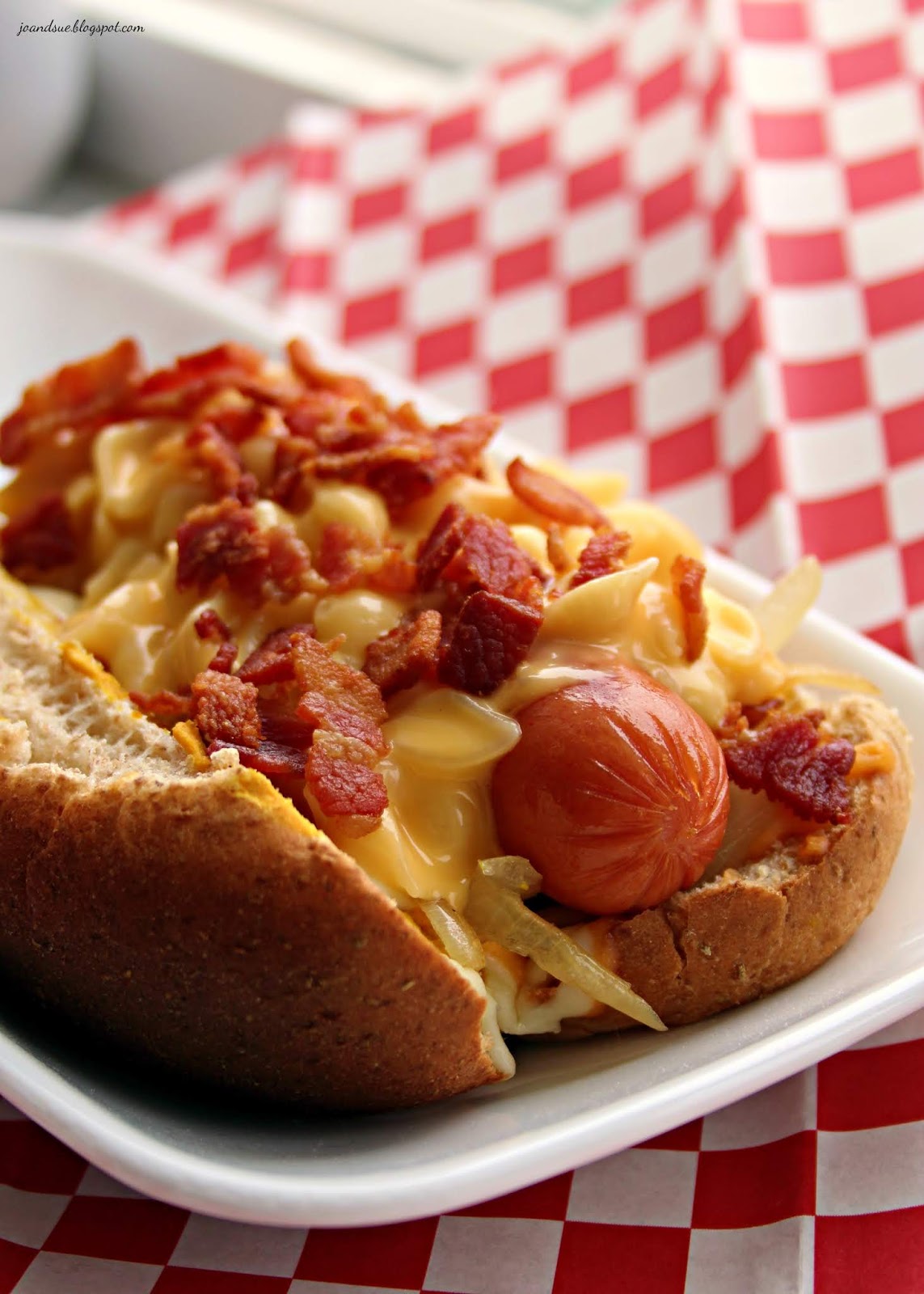 Jo and Sue: Mac and Cheese Hot Dog with Bacon
