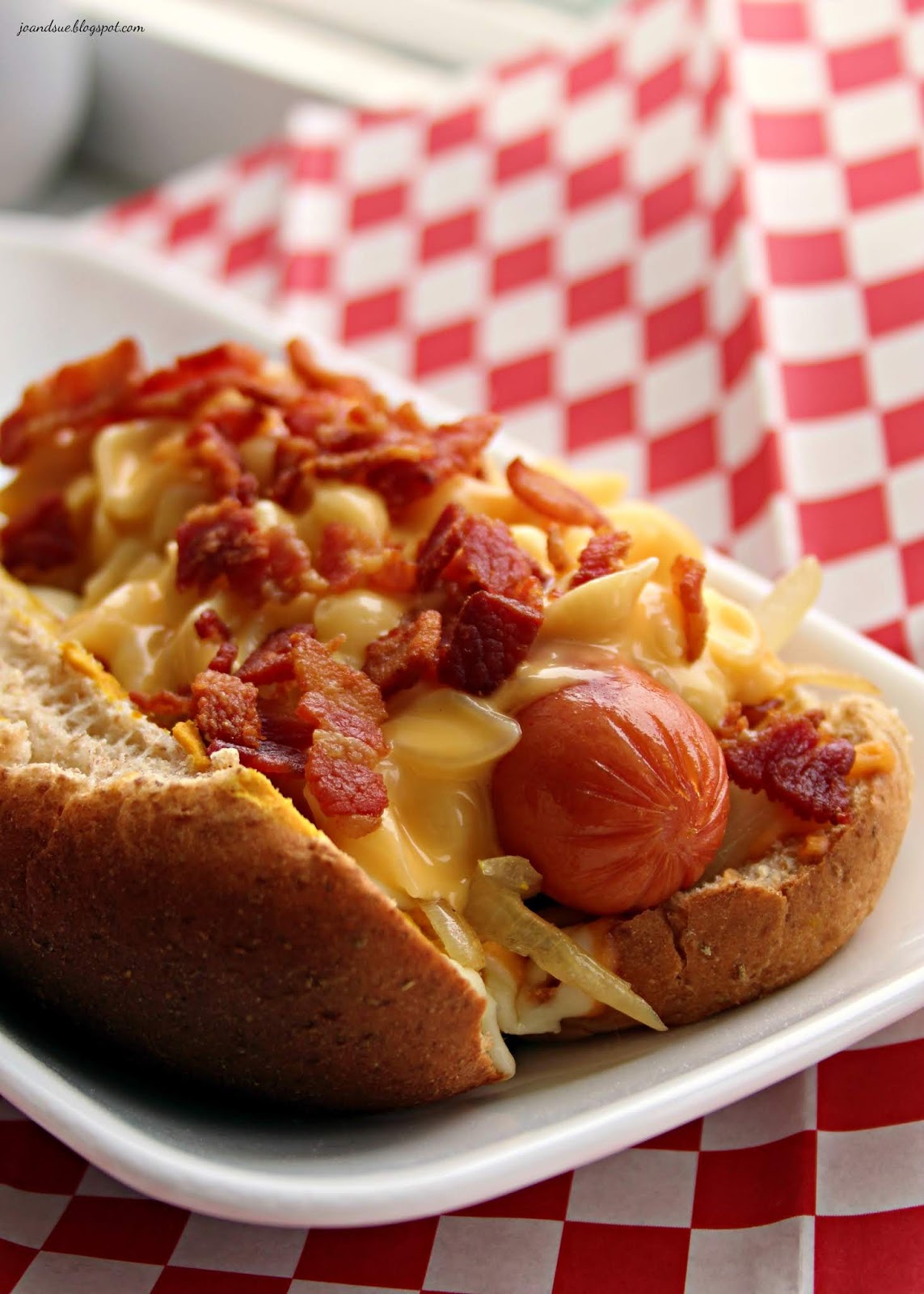 Jo and Sue Mac and Cheese Hot Dog with Bacon