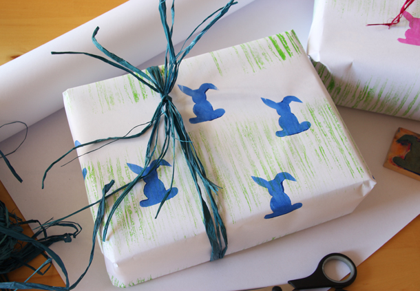 binedoro Blog, Ein tolles und einfaches DIY zu Ostern: Geschenkpapier selbstgestalten mit Papier von der Rolle und eine Idee zum Verpacken binedoro Blog, Ein tolles und einfaches DIY zu Ostern: Geschenkpapier selbstgestalten mit Papier von der Rolle und eine Idee zum Verpacken