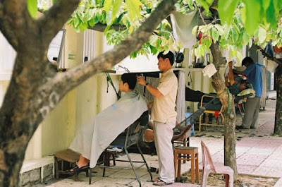 Giản dị với nghề cắt tóc vỉ hè ở Nha Trang Tho-cat-toc-via-he-o-Nha-Trang