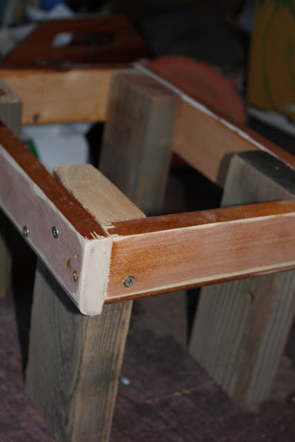 reclaimed wood stool tutorial http://bec4-beyondthepicketfence.blogspot.com/2011/08/stool-tute-tute.html