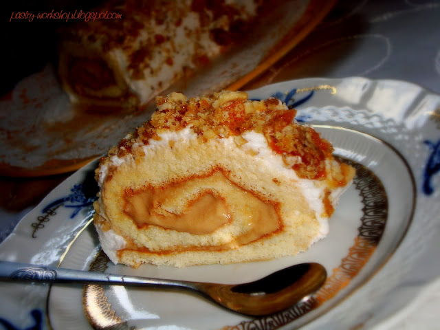 {Crunchy Caramel Swiss Roll} - Rulada cu nuca si caramel
