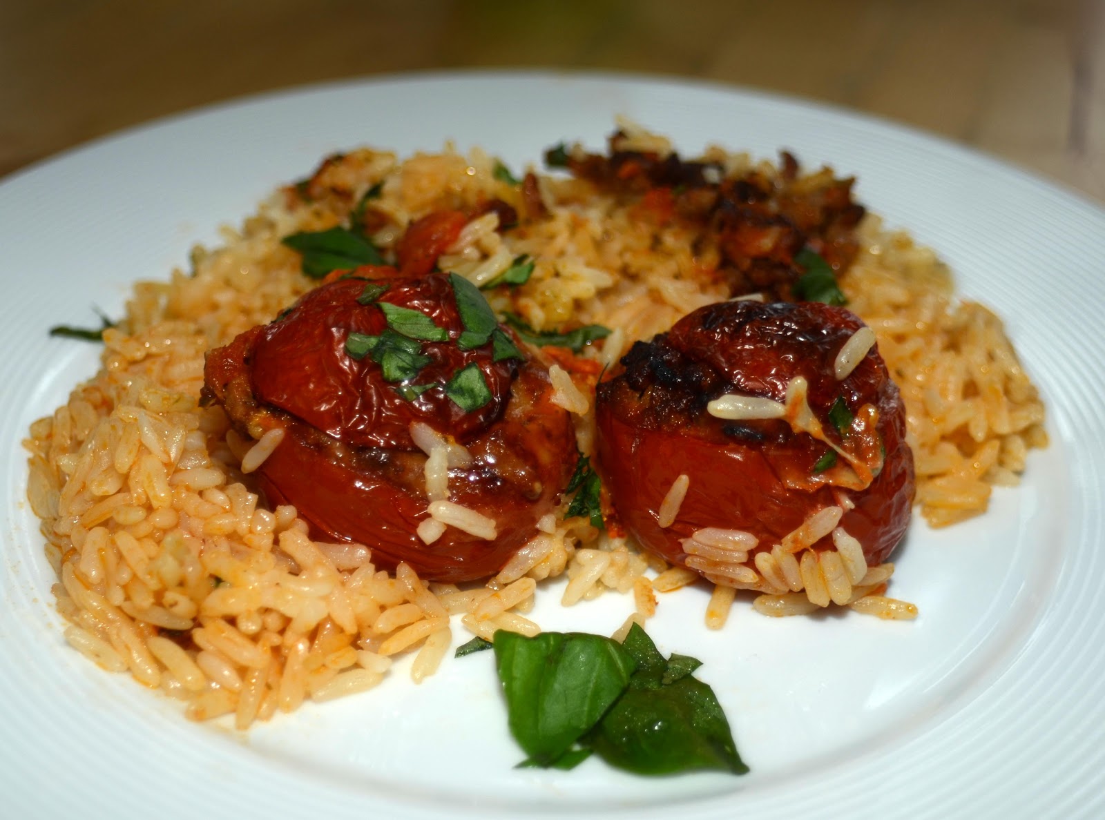 Widmatt: Tomaten gefüllt mit Hackfleisch auf Reis aus dem Ofen