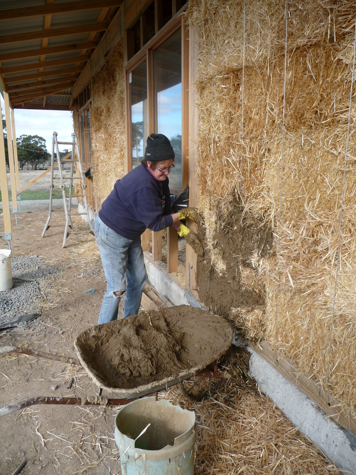 Golden Straw House Mudding the walls inside and out