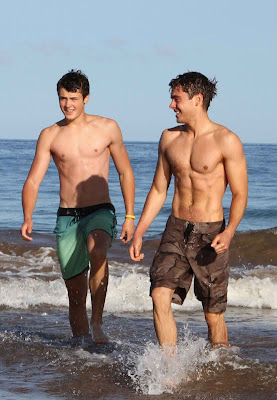 Zac Efron et son petit frère Dylan torse nu à Malibu - Le blog LGBT d