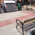 El retraso de las obras de la Plaza de Santa Bárbara y el banco instalado frente a los contendores de basura