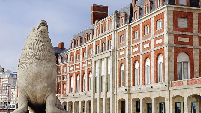 Sobre Alejandro Bustillo.