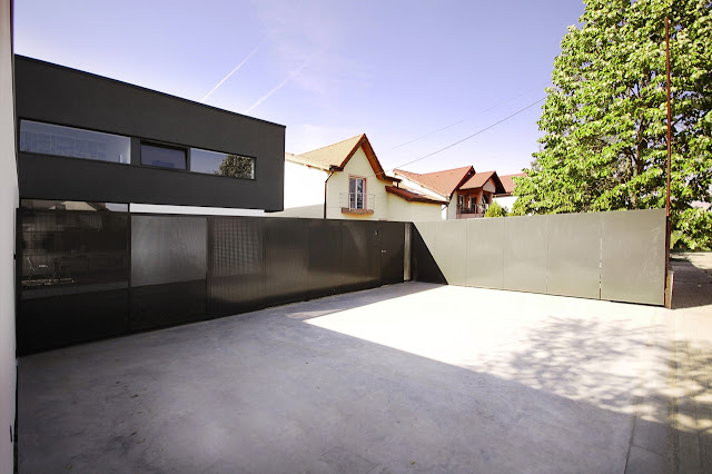 Driveway and modern fence of Black On White House by Parasite Studio 