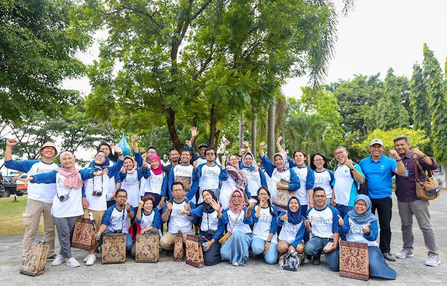 Sudah  dapat ilmu, dapat pula oleh-oleh berupa beras merah dan teh bunga  telang dari masyarakat binaan CSR Aqua Klaten. Siapa pula yang tidak  bergembira ria, bukan? Nah, kami siap melanjutkan perjalanan. Foto:  Kompasiana