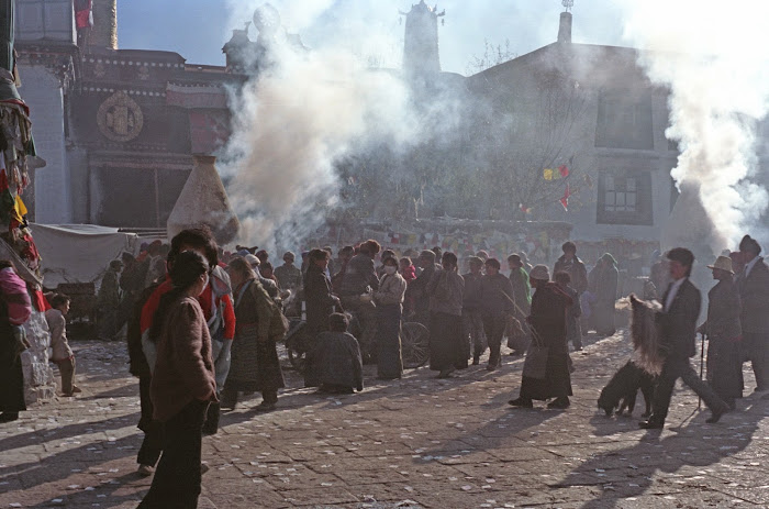 Tibet, Lhassa, Jokhang, fumigation, © L. Gigout, 1990